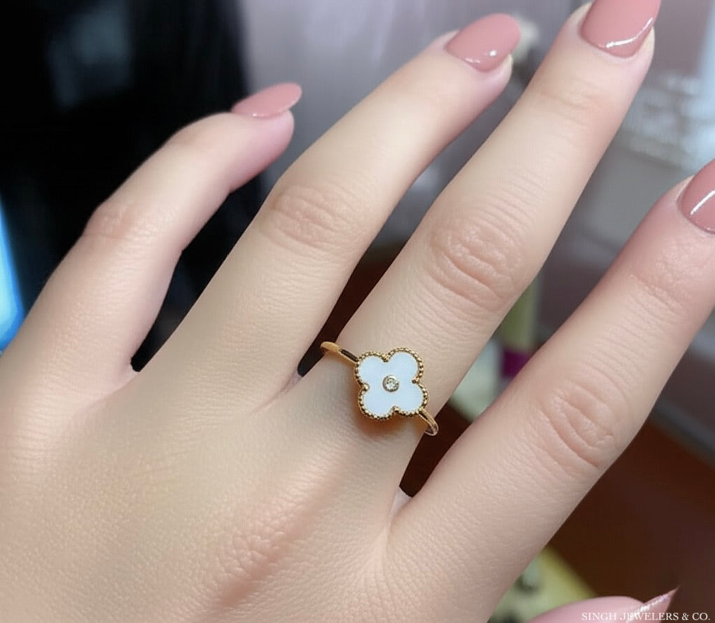 White Clover Ring in 10K Gold – 1/12 CT Diamond