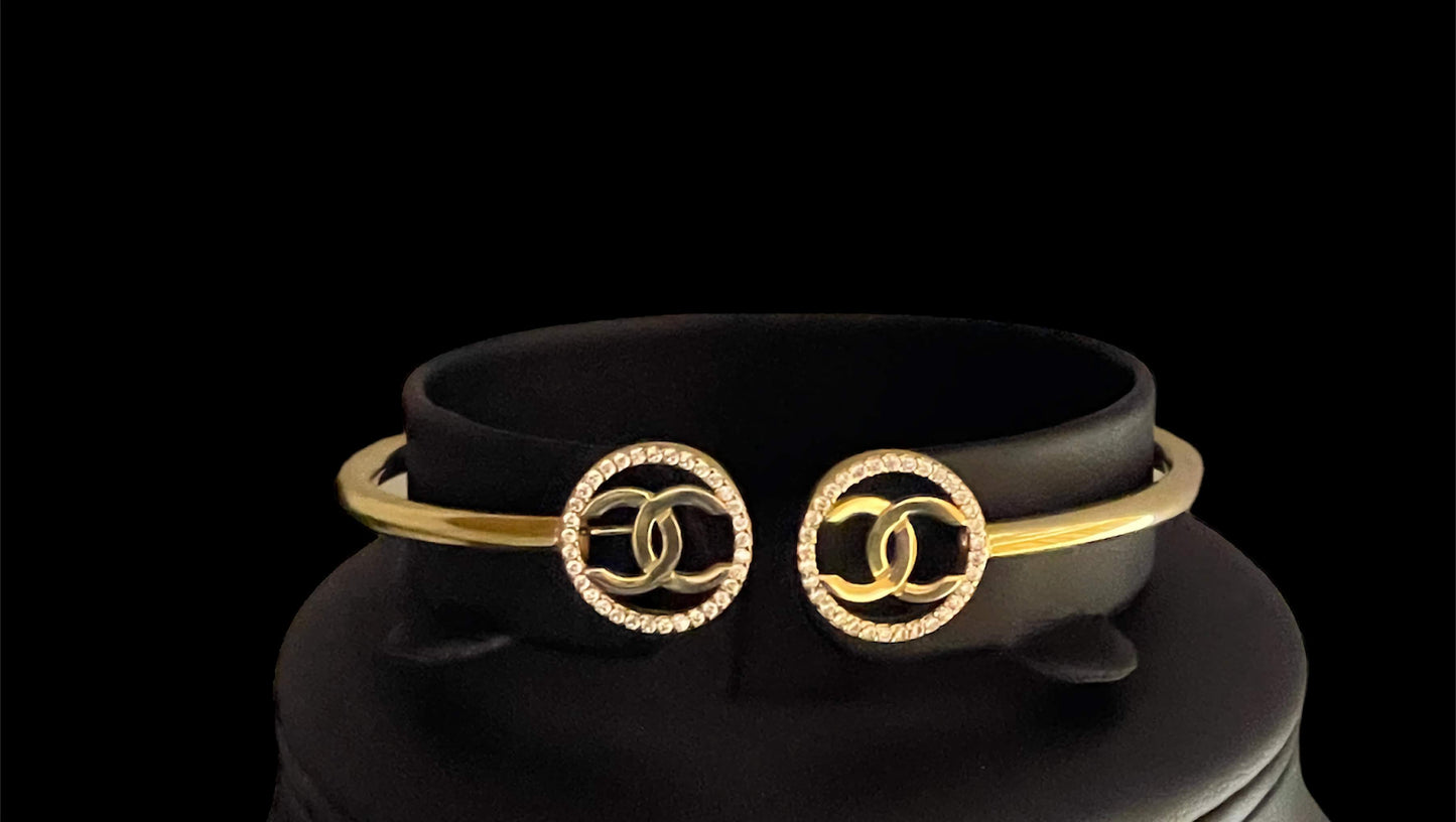 Sleek 10k yellow gold bangle featuring white sapphires – classic and sophisticated jewelry