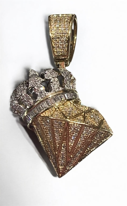 Crown pendant with round diamonds 3/4 CTTW