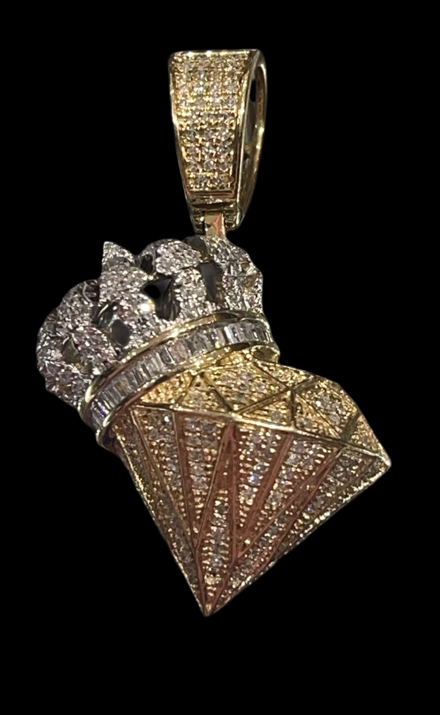 Regal pendant with diamonds and center gem